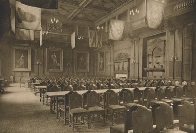 Vlaggenhangende Grote Hal waar het machtige Grocers Company zijn banketten houdt, ca. 1935 door Unbekannt