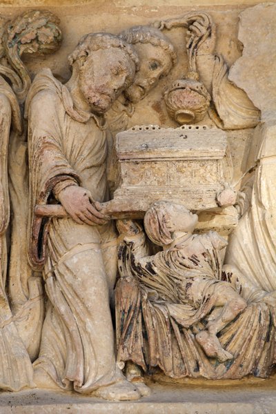Fleury abdij basiliek noordpoort sculptuur: relikwie van Sint Benedictus, Saint Benoit sur Loire, Frankrijk door Unbekannt