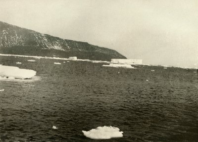 Drijvend ijs bij Kaap Adare, c1908, 1909 door Unbekannt