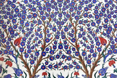 Bloemen. Een van de 80 Iznik-panelen - rijkelijk versierde keramische tegels populair in de 16e eeuw - die duidelijk aanwezig zijn in de keizerlijke en religieuze gebouwen van Istanbul. Sheikh Zayed Moskee. 1995. Emiraat Abu Dhabi door Unbekannt