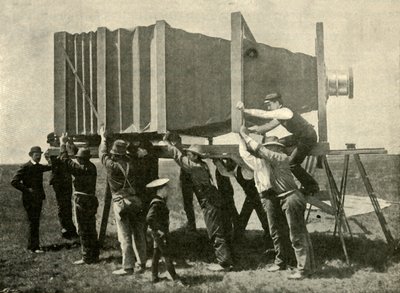 Focussen van de Gigantische Camera voor Werk, 1901 door Unbekannt