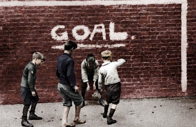 Voetbal in East End, Londen, 1926-1927 door Unbekannt