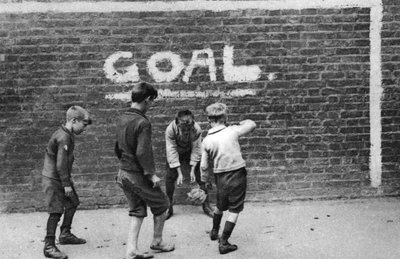 Voetbal in de East End, Londen, 1926-1927 door Unbekannt