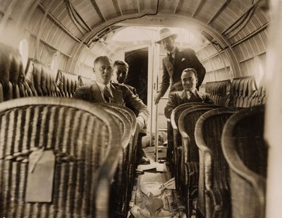 Vier mannen in de passagierscabine van een Supermarine 