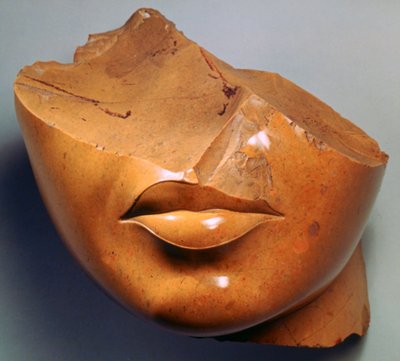 Fragmentarisch Hoofd van een Koningin, regering van Akhenaten, Egyptisch, 18e Dynastie door Unbekannt