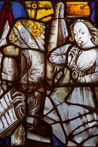 Frankrijk, Ile-de-France, Parijs: Fragmenten van glas-in-loodraam van de Saint-Séverin kerk uit de 15e en 16e eeuw, Muzikale engelen, Carnavalet Museum in Parijs door Unbekannt