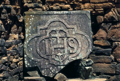 Franco-maçoniek symbool en initialen van Christus gegraveerd op een steen, site van de Jezuïetenmissies van San Ignacio Mini in Argentinië, opgericht in 1611 (steen) door Unbekannt