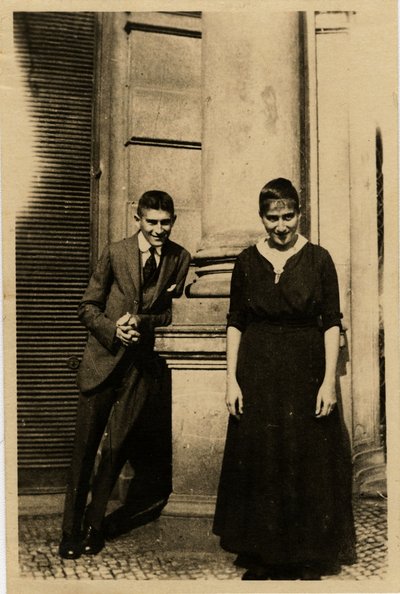 Franz Kafka met zijn zus Ottla voor Oppelt House in Praag door Unbekannt