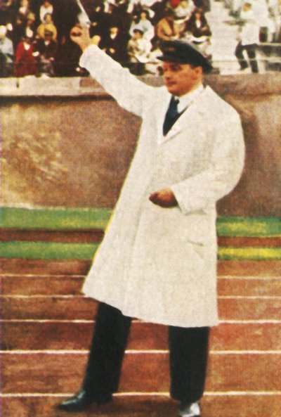 Franz Miller die startpistool afvuurt, 1928 door Unbekannt