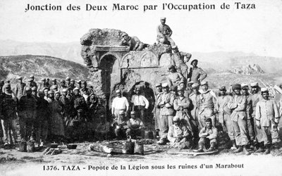 Franse Vreemdelingenlegioen bij enkele Marabout-ruïnes, Taza, Marokko, 1904 door Unbekannt