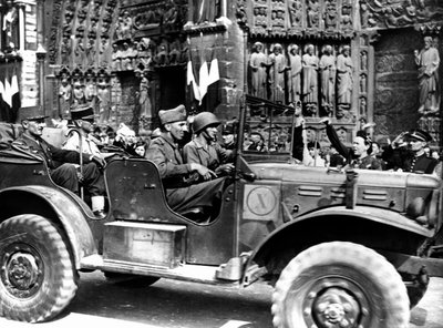 Franse Generaal Philippe Leclerc buiten de Notre Dame, bevrijding van Parijs, augustus 1944 door Unbekannt