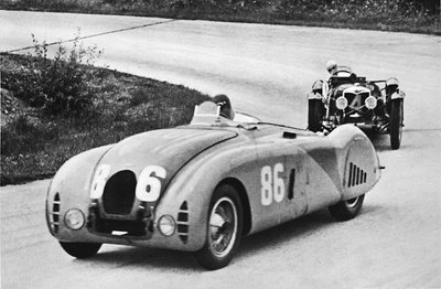 Franse Grand Prix, 1936: Een nieuwe gestroomlijnde Bugatti, gevolgd door een Riley, 1936, 1937 door Unbekannt