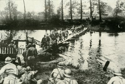 Franse troepen steken een rivier over, 1919 door Unbekannt