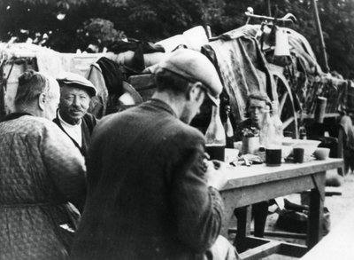 Franse en Belgische vluchtelingen, Rambouillet, Frankrijk, 16 juli 1940 door Unbekannt