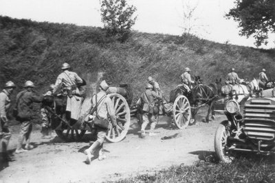 Franse artilleriebatterij in beweging, Chemin des Dames, Frankrijk, 1918 door Unbekannt