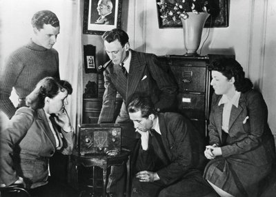 Franse burgers luisteren naar een uitzending van Vichy vicepremier admiraal Darlan, 23 mei 1941 door Unbekannt