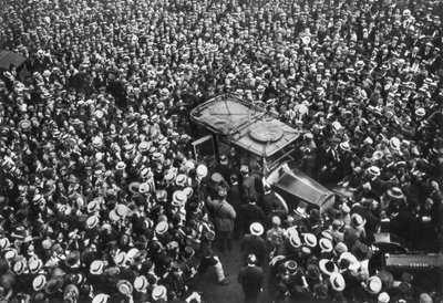 Franse menigten juichen Pershing en Joffre toe, Hotel Crillon, Parijs, Eerste Wereldoorlog, 1917 door Unbekannt