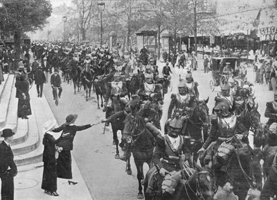 Franse kurassiers rijden door de straten van Parijs op weg naar het front, 1914 door Unbekannt