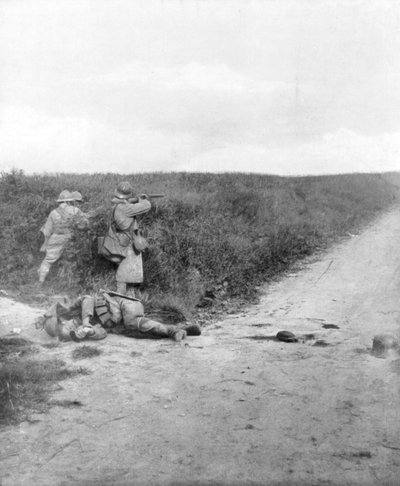 Franse mitrailleurs vegen een weg schoon, Courcelles, zuidoosten van Montdidier, Frankrijk, 9 juni 1918 door Unbekannt