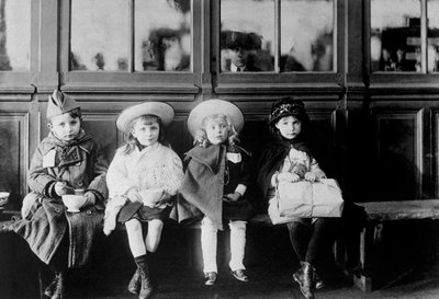 Franse vluchtelingenkinderen wachten op een trein, 20 januari 1918 door Unbekannt