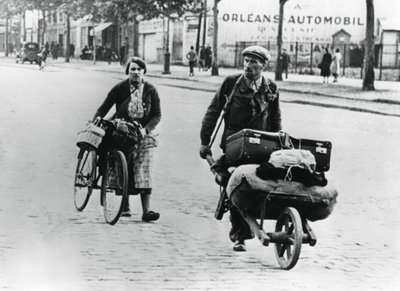 Franse vluchtelingen keren terug naar huis na de val van Frankrijk aan de Duitsers, Parijs, juli 1940 door Unbekannt