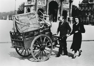 Franse vluchtelingen keren terug naar huis na de val van Frankrijk aan de Duitsers, Parijs, juli 1940 door Unbekannt