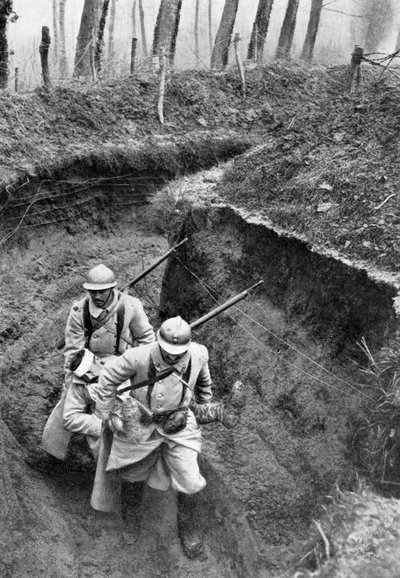 Franse soldaten dragen een gewonde kameraad van het front, Eerste Wereldoorlog, 1917, ca. 1920 door Unbekannt