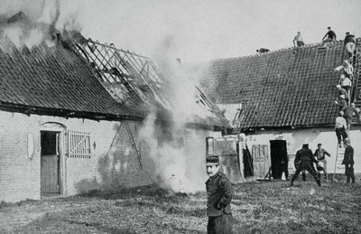 Franse soldaten bestrijden een brand veroorzaakt door Duitse brandbommen, Artois, Eerste Wereldoorlog, 1915 door Unbekannt