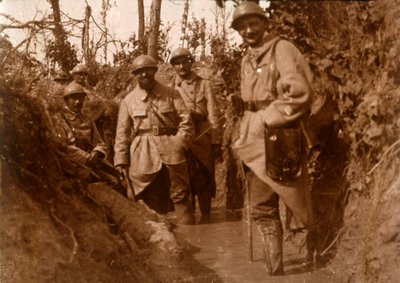 Franse soldaten in de modder, Chemin des Dames, Noord-Frankrijk, c1914-c1918 door Unbekannt