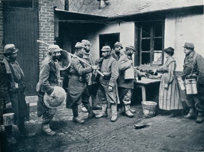 Franse soldaten die terugkeren uit de loopgraven maken een pauze voor verfrissing, ca. 1914 door Unbekannt