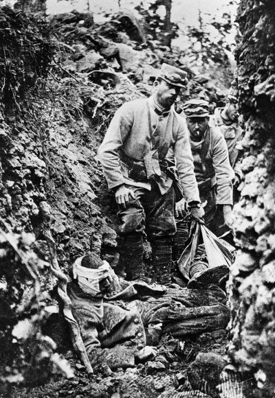 Franse troepen na een Duitse aanval en bombardement, Eerste Wereldoorlog, 30 juni 1915 door Unbekannt
