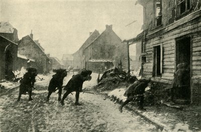 Franse troepen steken een dorpsstraat over onder Duits vuur, Eerste Wereldoorlog door Unbekannt
