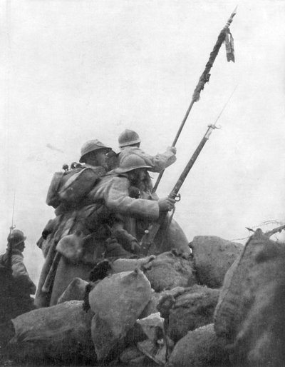 Franse troepen met hun regimentsvlag, de 2e Slag bij Champagne, Frankrijk, 25 september 1915 door Unbekannt