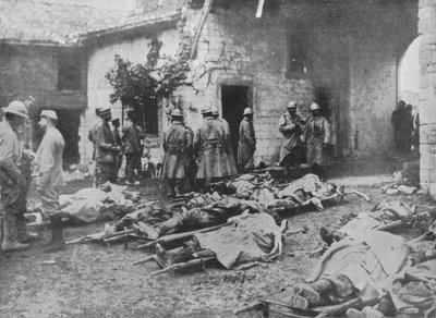 Franse gewonden worden verwijderd tijdens een aanval op een boerderij achter de linies, 1915 door Unbekannt
