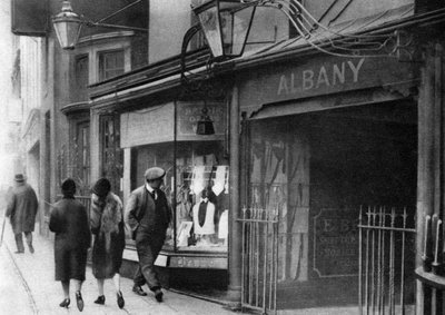 Poortgebouw in Vigo Street leidend naar de Albany-kamers, Londen, 1926-1927 door Unbekannt