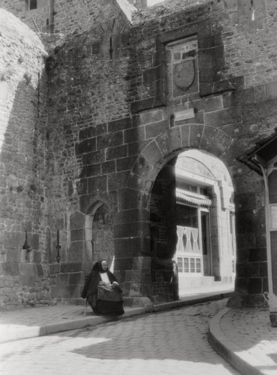 Poort en ingang naar de enige straat van Mont St Michel, Normandië, Frankrijk, 20e eeuw door Unbekannt