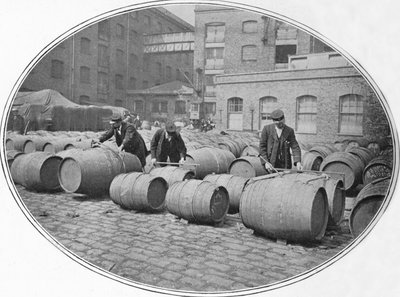 Wijnvaten meten in de London Docks, ca. 1900-1901 door Unbekannt