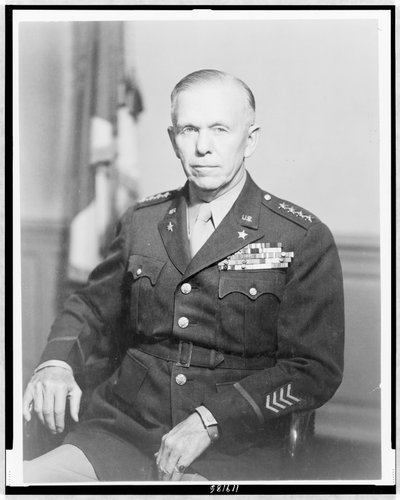 Gen. George Catlett Marshall, halflang portret, zittend, iets naar links gericht, in uniform, ca. 1944 (zwart-wit foto) door Unbekannt