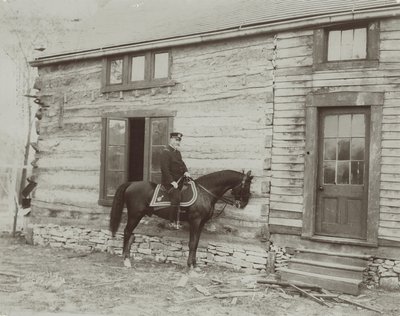 Generaal Frederick Dent Grant te paard voor de hut (Hardscrabble) gebouwd door zijn vader, Ulysses S. Grant door Unbekannt