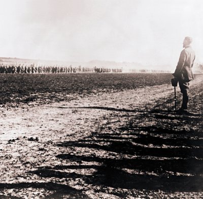Generaal Henri Gouraud inspecteert troepen, ca. 1914-1918 door Unbekannt