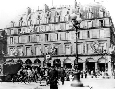 Franse troepen van generaal Leclerc in centraal Parijs, augustus 1944 door Unbekannt