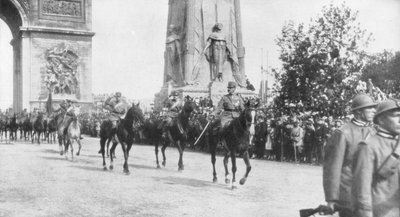 Generaal Montuori en Italiaanse troepen tijdens de overwinningsparade, Parijs, Frankrijk, 14 juli 1919 door Unbekannt