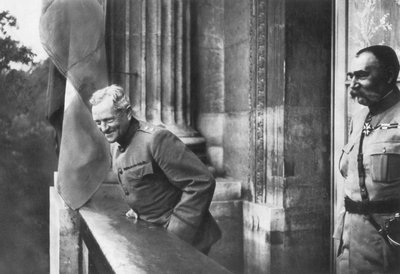 Generaal Pershing op het balkon van het Hotel Crillon, Parijs, Eerste Wereldoorlog, 1917 door Unbekannt