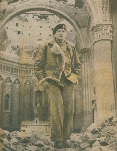 Generaal Sir Bernard Montgomery, inspecteert de door granaten verwoeste ruïnes van Fossacesia door Unbekannt