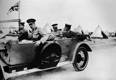 Generaal Sir John Maxwell, commandant van Egyptische troepen, rijdend door een van de kampen, 1915 door Unbekannt