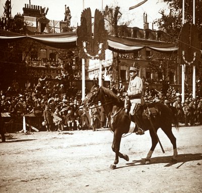 Generaal Toulorge bij de overwinningsparade, Parijs, Frankrijk, c1918-c1919 door Unbekannt