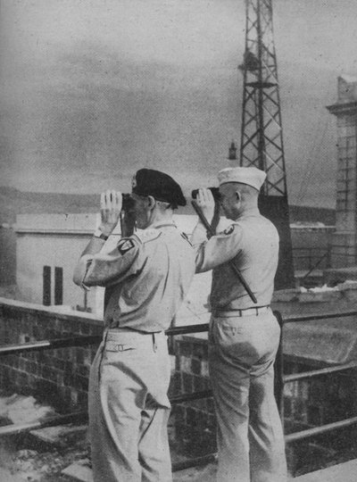 Generaals Montgomery en Eisenhower bekijken vanaf een balkon in Messina het Italiaanse vasteland, 1943-44 door Unbekannt
