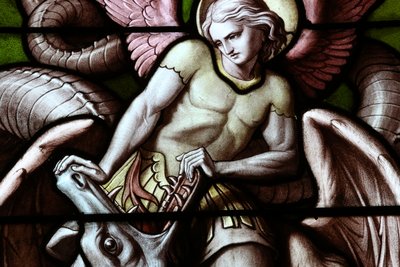 Basiliek Notre-Dame van Genève. Glas-in-loodraam. Engel vecht tegen Satan als draak. door Unbekannt