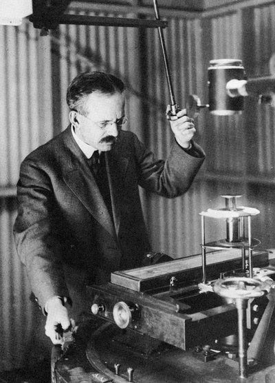 George Ellery Hale 1868-1938, Amerikaanse astronoom, observeert zonnevlekken, 1907 door Unbekannt