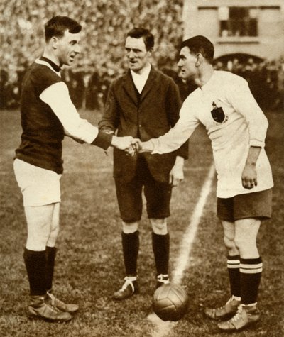 George Kay en Joe Smith voor de aftrap, FA Cup Finale, Wembley Stadion, Londen, 1923 door Unbekannt